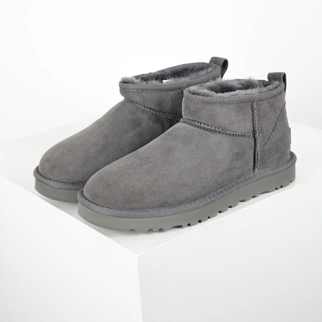 Pick up locally 💰480, core recommendation, good price UGG Classic MiNi basic low-top series, Xiaohongshu hot model, Henan Longfeng leather production, sheepskin integrated, top quality in the market, 2-3 cm cashmere insole, keeping warm in winter, suitable for home use. In the new year, uug launched a style series, which is partially biased towards the preferences of young consumers, and has also moved to the forefront of fashion trends. Shoe body material, water-repellent coated suede upper 17mm UGGPURE™ implanted wool insole Lightweight non-slip comfortable rubber outsole With brand LOGO Trademark Comes with full packaging Size: 35 36 37 38 39 40